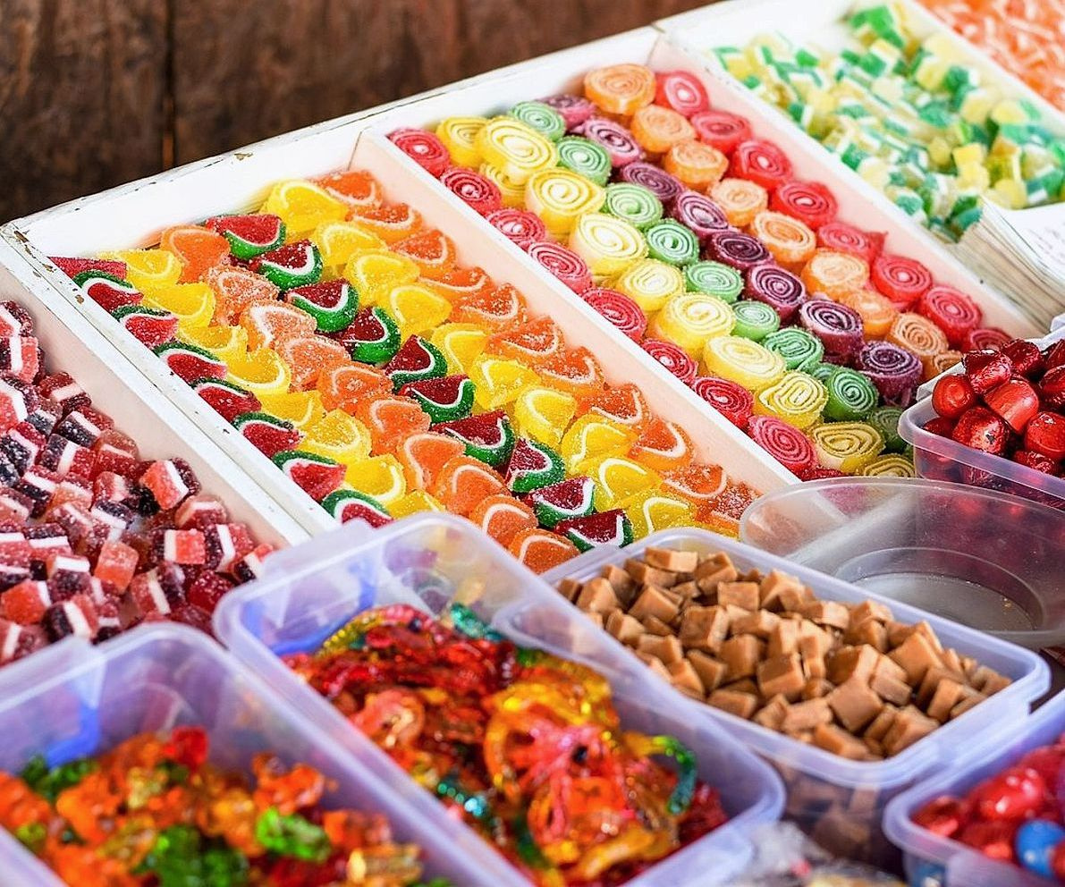 Şeker hamuru elle şekillendirilen atölye sahnesi