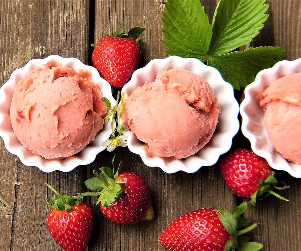 Tezgahımız taze dondurma ve gelato çeşitleriyle dolu